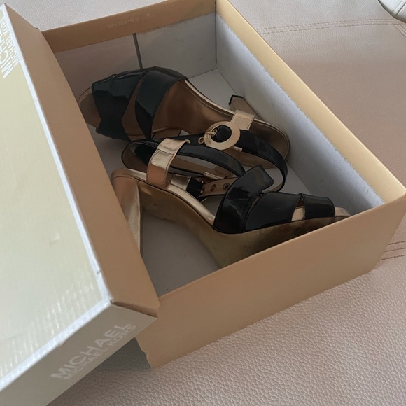 Michael Kors Black and Gold heel with box - Picture 3 of 5